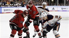 Kolínský Colby Genoway a Ryan Strome (vpravo) z Edmontonu na vhazování. Kolínský Colby Genoway a Ryan Strome (vpravo) z Edmontonu na vhazování.