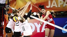 Srbská volejbalistka Tijana Boškovićová překonává německý blok. Srbská volejbalistka Tijana Boškovićová překonává německý blok.