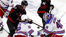 Andrej Svečnikov z Caroliny se tlačí do šance v utkání proti NY Rangers. Andrej Svečnikov z Caroliny se tlačí do šance v utkání proti NY Rangers.