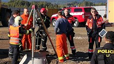 Hasiči zachraňovali muže, který při práci ve Staré Vodě spadl do sedm metrů... Hasiči zachraňovali muže, který při práci ve Staré Vodě spadl do sedm metrů...