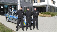 Policisté, kteří zachránili chlapce po pádu do šachty. Policisté, kteří zachránili chlapce po pádu do šachty.