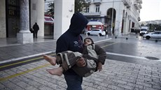Uprchlíci čekali v parku před policejní stanicí, aby se pokusili dostat do... Uprchlíci čekali v parku před policejní stanicí, aby se pokusili dostat do...