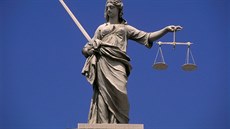 Žena s mečem a váhami, tradiční symbol spravedlnosti Žena s mečem a váhami, tradiční symbol spravedlnosti
