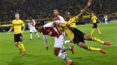 Abdou Diallo z Dortmundu (vpravo) padá po souboji s monackým Samuelem... Abdou Diallo z Dortmundu (vpravo) padá po souboji s monackým Samuelem...