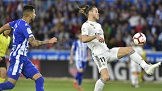Gareth Bale z Realu Madrid u míče, napadá ho Guillermo Maripan z Alavése. Gareth Bale z Realu Madrid u míče, napadá ho Guillermo Maripan z Alavése.