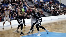A. J. Walton z Kolína se tlačí k nymburskému koši. A. J. Walton z Kolína se tlačí k nymburskému koši.