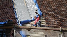 Oprava chrámového krovu je náročná. Nad presbytářem je vysoký 9 metrů, nad... Oprava chrámového krovu je náročná. Nad presbytářem je vysoký 9 metrů, nad...