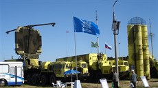 Komplet S-300PMU-2. Radiolokátor 64N6E2, velitelské stanoviště (místo řízení... Komplet S-300PMU-2. Radiolokátor 64N6E2, velitelské stanoviště (místo řízení...