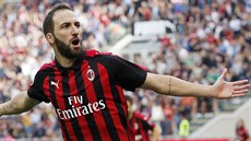 Gonzalo Higuain, kanonýr AC Milán, oslavuje svoji trefu proti Chievu Verona. Gonzalo Higuain, kanonýr AC Milán, oslavuje svoji trefu proti Chievu Verona.