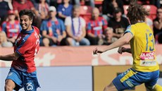 Plzeňský záložník Aleš Čermák přihrává okolo teplického obránce Alexe Krále. Plzeňský záložník Aleš Čermák přihrává okolo teplického obránce Alexe Krále.