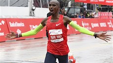 Britský vytrvalec Mo Farah probíhá cílem Chicagského maratonu. Britský vytrvalec Mo Farah probíhá cílem Chicagského maratonu.