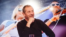 Houslista kapely Čechomor Karel Holas v kulturním magazínu Za scénou. Houslista kapely Čechomor Karel Holas v kulturním magazínu Za scénou.