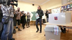 Předseda Pirátů Ivan Bartoš hlasoval na Arcibiskupském gymnáziu v Praze. (5.... Předseda Pirátů Ivan Bartoš hlasoval na Arcibiskupském gymnáziu v Praze. (5....