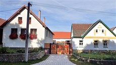 Rudý nápis UDH a šibenici objevil na svých vratech starosta obce Běleč... Rudý nápis UDH a šibenici objevil na svých vratech starosta obce Běleč...