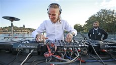 Ivan Bartoš u mixážního pultu ve volebním štábu Pirátů v pražské Cargo Galery.... Ivan Bartoš u mixážního pultu ve volebním štábu Pirátů v pražské Cargo Galery....