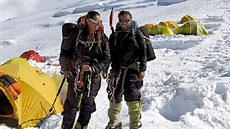 Jan Trávníek s partnerkou se pokusili vylézt na vrchol osmitisícovky Manáslu. Po neúspném výstupu pak Trávníek rozjel akci na záchranu ztraceného horolezce z eska. 