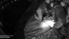 Pražští policisté vytahovali na náplavce muže z vody Pražští policisté vytahovali na náplavce muže z vody