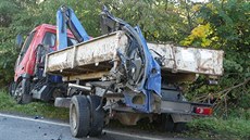 Řidič na Opavsku rozpáral dodávku o stojící náklaďák Řidič na Opavsku rozpáral dodávku o stojící náklaďák