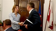 Brnnský primátor Petr Vokál z ANO si podává ruku s lídryní ODS Markétou...