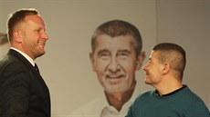 Volební štáb ANO. Na snímku si Petr Stuchlík podává ruku s Patrikem Nacherem... Volební štáb ANO. Na snímku si Petr Stuchlík podává ruku s Patrikem Nacherem...