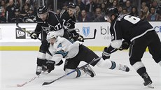 Tomá Hertl ze San Jose v obleení hokejist Los Angeles.