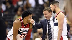 Trenér Washingtonu Scott Brooks rozdává pokyny, Otto Porter Jr. (vlevo) a... Trenér Washingtonu Scott Brooks rozdává pokyny, Otto Porter Jr. (vlevo) a...