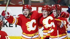 Radost hokejistů Calgary po vstřeleném gólu. Radost hokejistů Calgary po vstřeleném gólu.