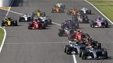 Lewis Hamilton po startu vede ve Velké ceně Japonska formule 1. Lewis Hamilton po startu vede ve Velké ceně Japonska formule 1.