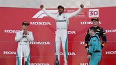 Lewis Hamilton slaví triumf ve Velké cen Japonska formule 1.