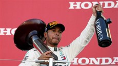 Lewis Hamilton slaví triumf ve Velké cen Japonska formule 1.