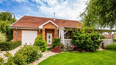 Přizpůsobivý dům. Začátkem 90. let ho začal stavět Zoltánův otec, dokončili jej... Přizpůsobivý dům. Začátkem 90. let ho začal stavět Zoltánův otec, dokončili jej...