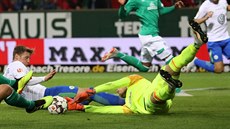 Brémský brankář Jiří Pavlenka v zápase s Wolfsburgem. Brémský brankář Jiří Pavlenka v zápase s Wolfsburgem.