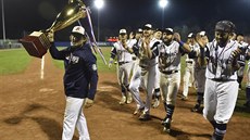 Baseballisté Arrows Ostrava se poprvé stali českými mistry. Na snímku jdou... Baseballisté Arrows Ostrava se poprvé stali českými mistry. Na snímku jdou...