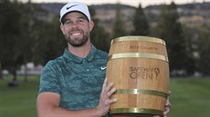 Americký golfista Kevin Tway s trofejí pro vítěze. Americký golfista Kevin Tway s trofejí pro vítěze.