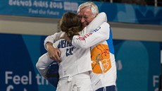 Šermířka Veronika Bieleszová se raduje se svým trenérem z vítězství v duelu o... Šermířka Veronika Bieleszová se raduje se svým trenérem z vítězství v duelu o...