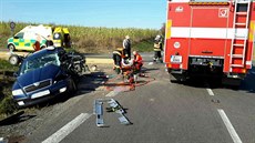 Řidiče osobního auta odváželi záchranáři s pohmožděninami nohy a hrudníku do... Řidiče osobního auta odváželi záchranáři s pohmožděninami nohy a hrudníku do...