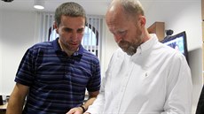 Lídr ODS Karel Haas(v tmavém) sleduje výsledky voleb. Lídr ODS Karel Haas(v tmavém) sleduje výsledky voleb.