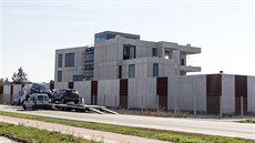Pohled na masivní betonový dům obehnaný čtyřmetrovou zdí, který si v Plumlovské... Pohled na masivní betonový dům obehnaný čtyřmetrovou zdí, který si v Plumlovské...