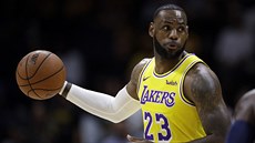 LeBron James v dresu Los Angeles Lakers