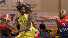 T. J. Dunans (vlevo) z Olomoucka hledá pohledem spoluhráče, brání ho Reginald... T. J. Dunans (vlevo) z Olomoucka hledá pohledem spoluhráče, brání ho Reginald...