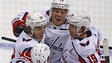 T. J. Oshie (77), Jakub Vrána (13), Nicklas Backström (19) a John Carlson (74)... T. J. Oshie (77), Jakub Vrána (13), Nicklas Backström (19) a John Carlson (74)...