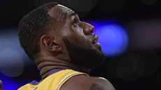LeBron James z Los Angeles Lakers vyhlíží příležitost. Tentokrát k doskoku. LeBron James z Los Angeles Lakers vyhlíží příležitost. Tentokrát k doskoku.