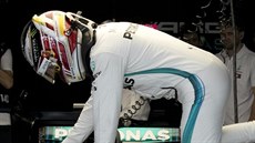 Lewis Hamilton ze stáje Mercedes se chystá na trénink před VC Japonska. Lewis Hamilton ze stáje Mercedes se chystá na trénink před VC Japonska.