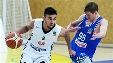 Marko Rikalo (vlevo) z Hradce Králové uniká ke koši USK Praha a při tom tahá za... Marko Rikalo (vlevo) z Hradce Králové uniká ke koši USK Praha a při tom tahá za...