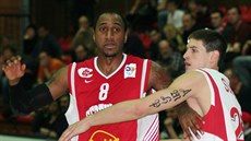 Bracey Wright (vlevo) na archivním snímku v dresu Cedevity Záhřeb, brání ho... Bracey Wright (vlevo) na archivním snímku v dresu Cedevity Záhřeb, brání ho...