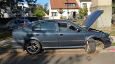 Po posledním nárazu zůstal vůz nepojízdný. Po posledním nárazu zůstal vůz nepojízdný.