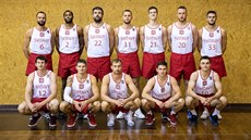 JAKO ESKOSLOVENSKO. Basketbalisté Svitav pózují v replikách dres, v nich...