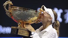Dánská tenistka Caroline Wozniacká líbá trofej pro vítězku turnaje v Pekingu. Dánská tenistka Caroline Wozniacká líbá trofej pro vítězku turnaje v Pekingu.