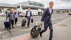 Slávistický záložník Tomáš Souček vchází do letištní haly před cestou do... Slávistický záložník Tomáš Souček vchází do letištní haly před cestou do...