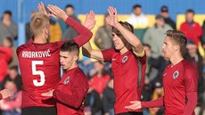Fotbalisté Sparty se radují z gólu v pohárovém utkání proti Polné. Fotbalisté Sparty se radují z gólu v pohárovém utkání proti Polné.